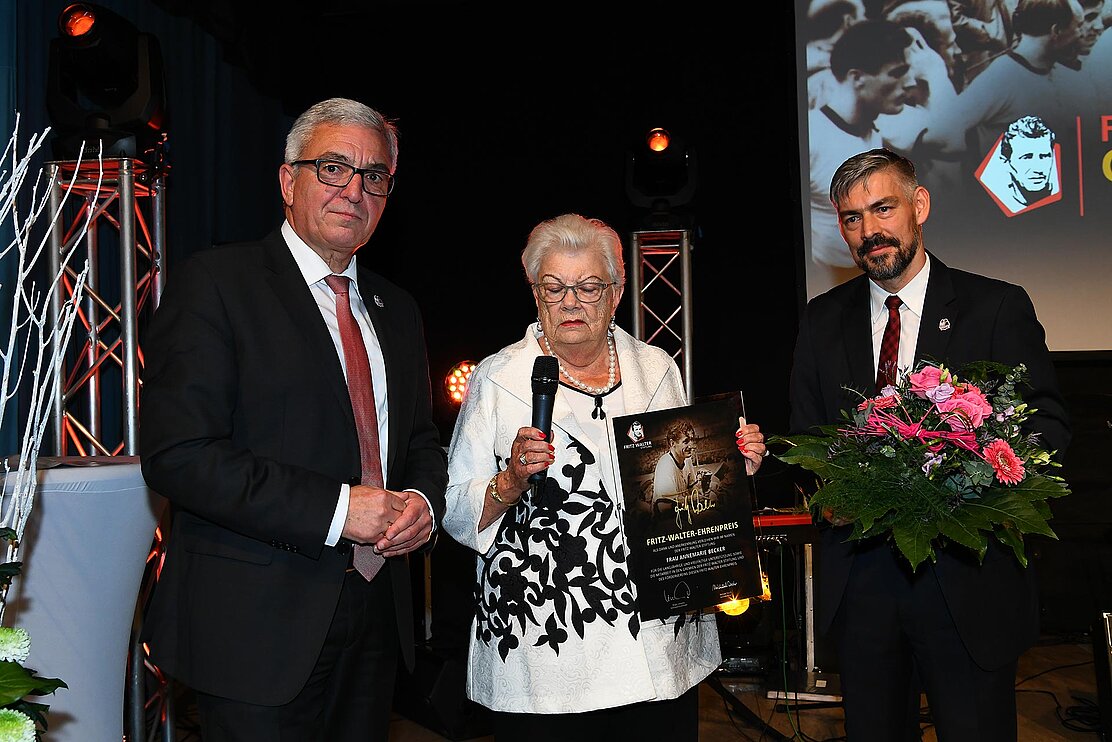 Annemarie Becker erhält den Fritz-Walter-Ehrenpreis. Foto Peter Seydel.